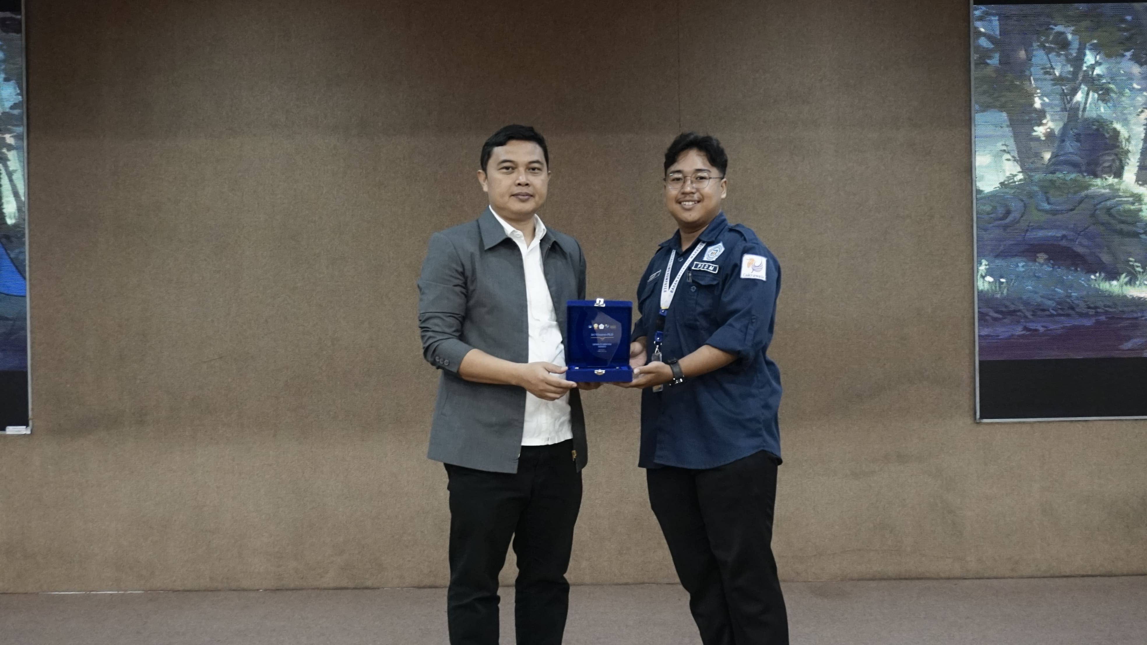 Penyerahan Plakat Bapak Dekan